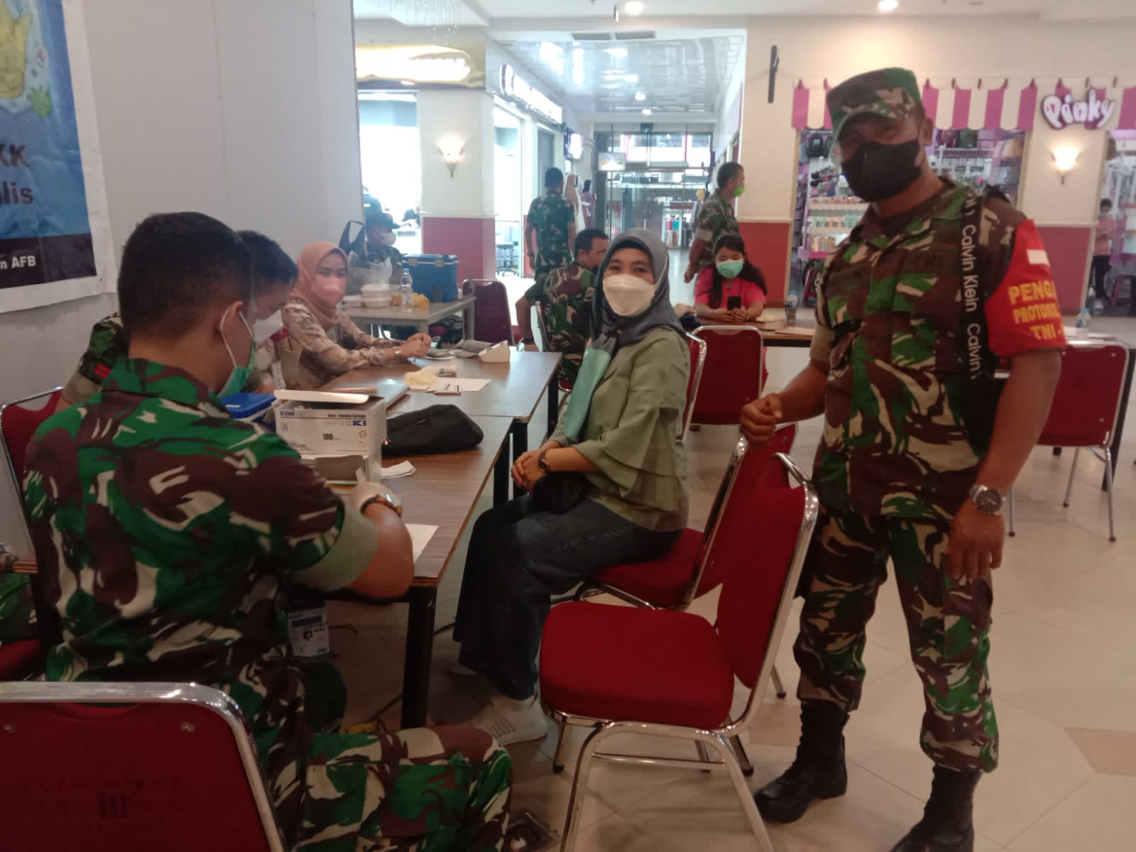 Babinsa Monitoring Vaksinasi Massal di Mall Pekanbaru
