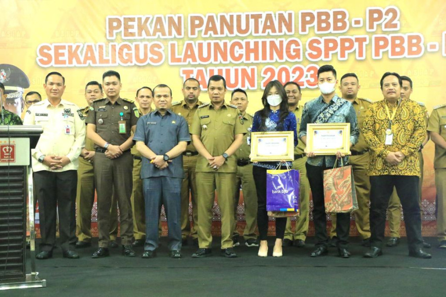 Pj Wali Kota Serahkan SPPT kepada 15 Camat di Pekanbaru