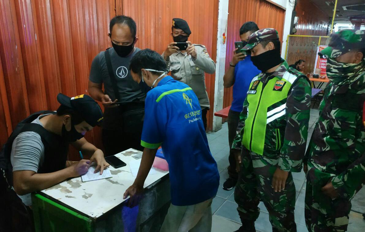 H+2 Idul Fitri 1441H, Babinsa Tanahdatar Tetap Patroli dan Imbau Warga Patuhi Prokes