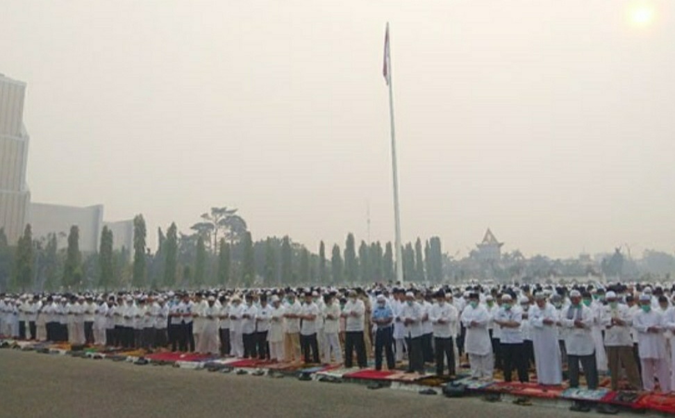 Masyarakat Riau Gelar Solat Istisqa, Syamsuar Malah ke Thailand