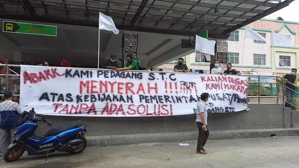 PPKM Diperpanjang, Pedagang STC Pekanbaru Kibarkan Bendera Putih