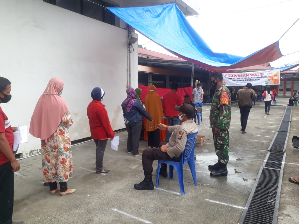 Babinsa Monitoring  dan Dampingi 197 KK Sumahilang Penerima BST