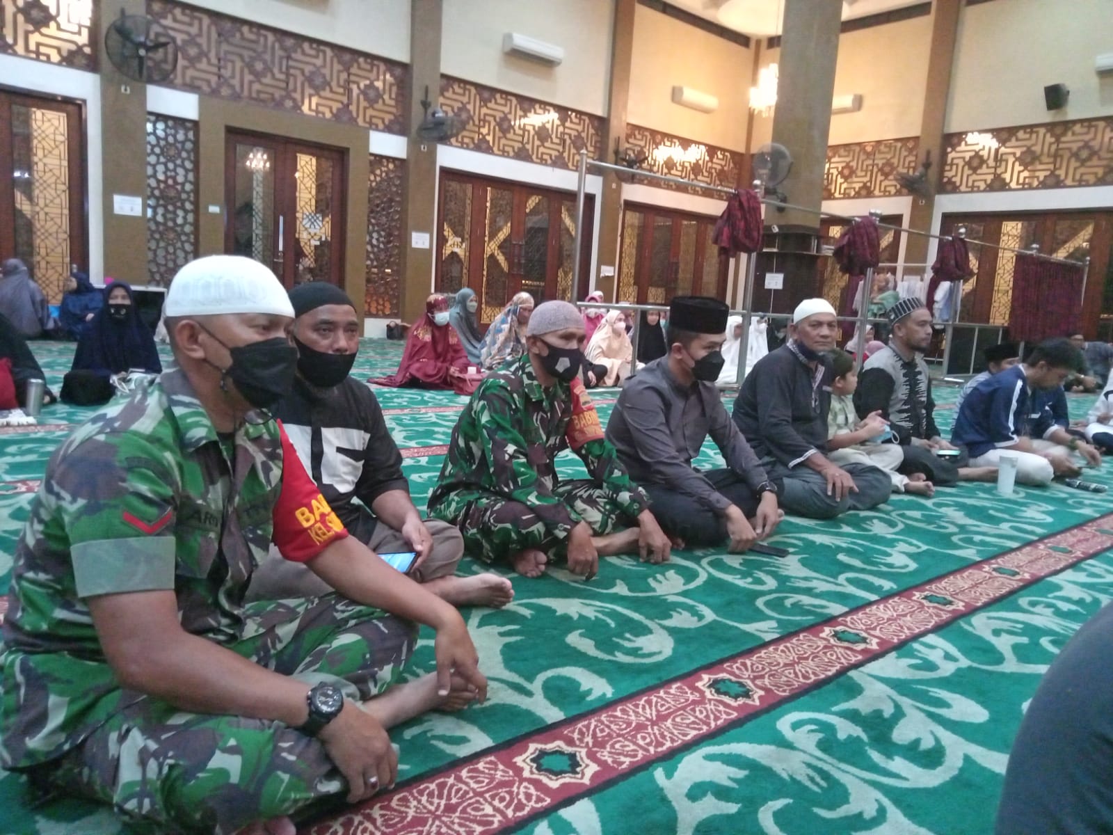 Babinsa Koramil 02 Kota Hadiri Peringatan Isra' Mikraj 1443 Jadi Masjid Al Falah Darul Muttaqin 