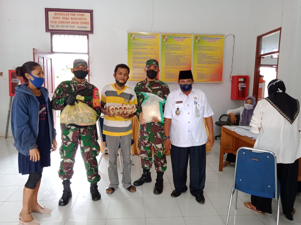 Babinsa Kodim 0301 Monitoring dan Bagikan  83 Paket Sembako ke Warga Miskin 