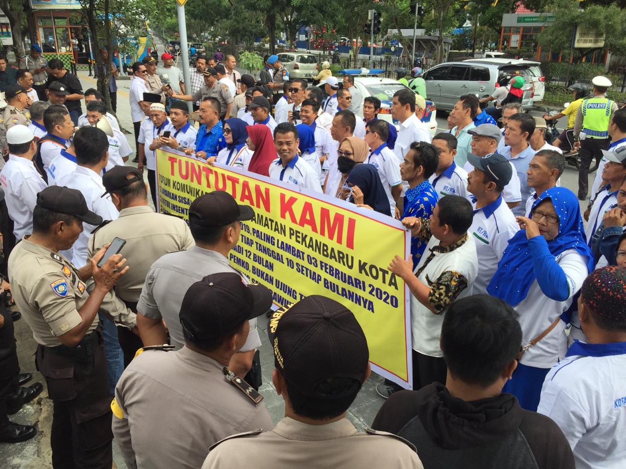 Datangi Kantor Walikota di Jalan Sudirman, Ini Tuntutan Forum RT/RW Pekanbaru