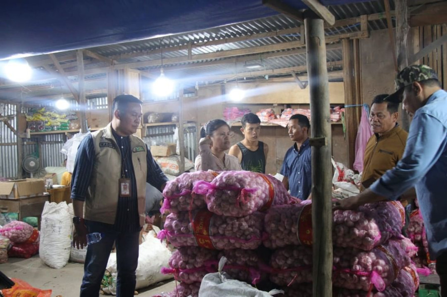 Tengah Malam, Satgas Pangan DKP Pekanbaru Sidak Harga Cabai di Pasar AKAP