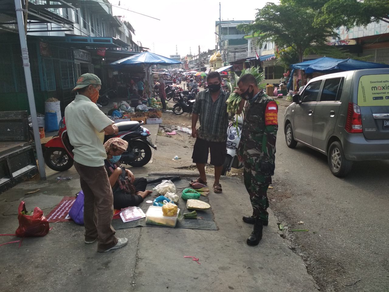 Babinsa Kotabaru Gelar Penegakan Prokes di Pasar Tradisional 