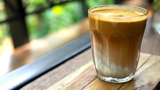 Ini yang Terjadi pada Tubuh saat Minum Kopi Gula Aren Setiap Hari