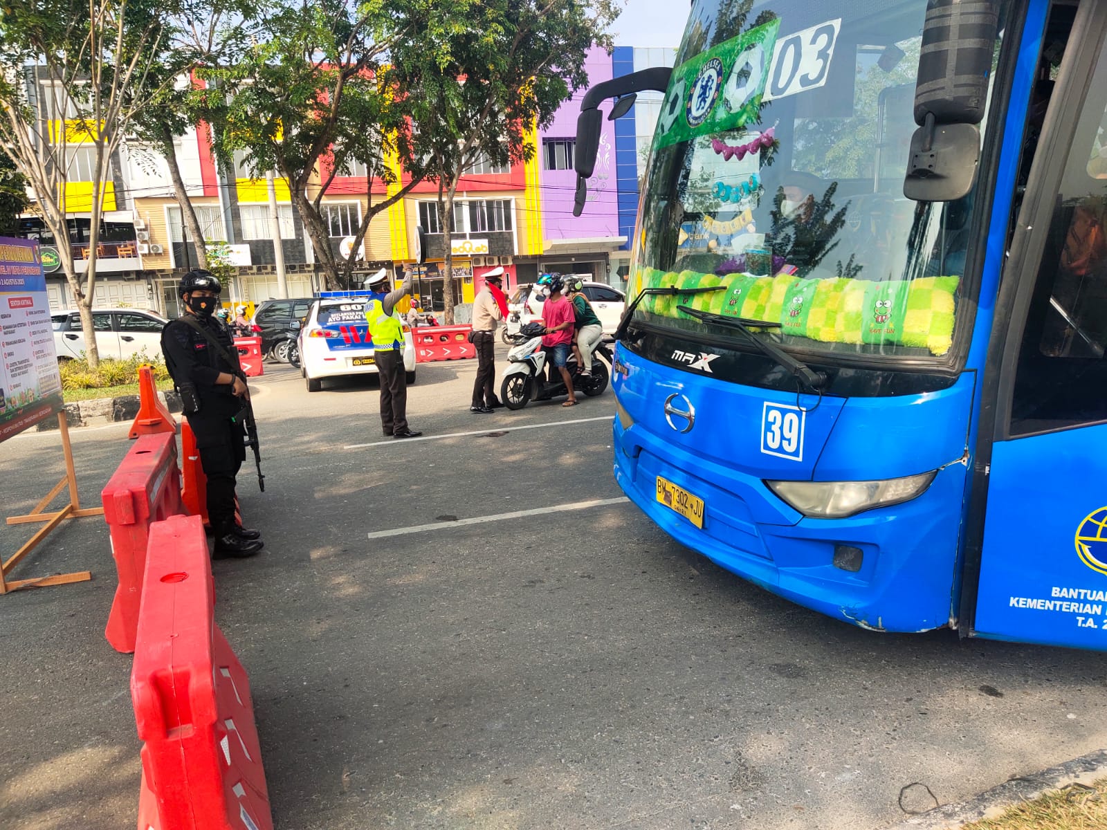 Dihentikan Petugas Satgas PPKM, Bus TMP Disuruh Stop Beroperasi
