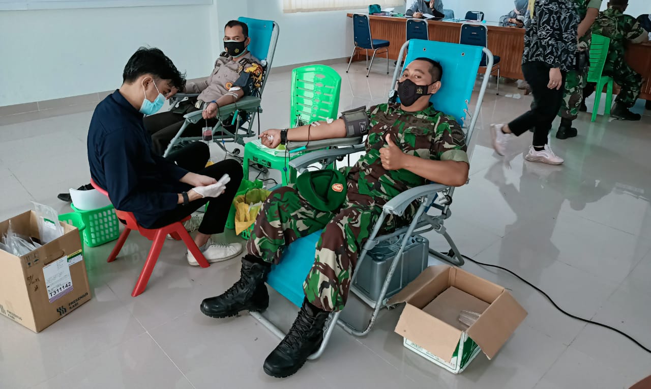 Babinsa -Bhabinkamtibmas Ikut  Pelaksanaan Donor Darah di PMI Kota