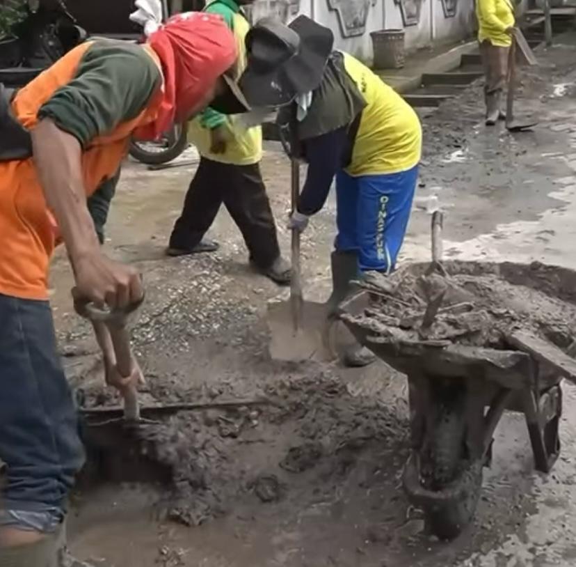Dinas PUPR Pekanbaru Lakukan Pembersihan Drainase di Jalan Harapan Rumbai