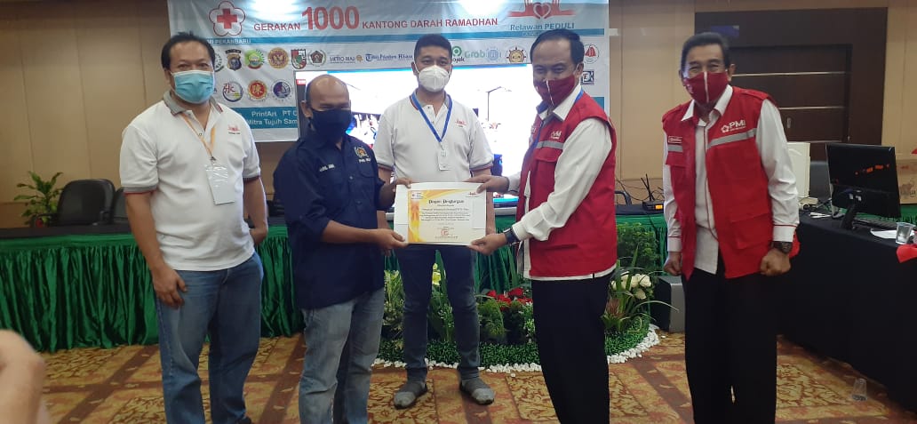 Berpartisipasi di Gerakan 1.000 Kantong Darah Ramadan,  PWI Riau Terima Penghargaan dari PMI Pekanbaru