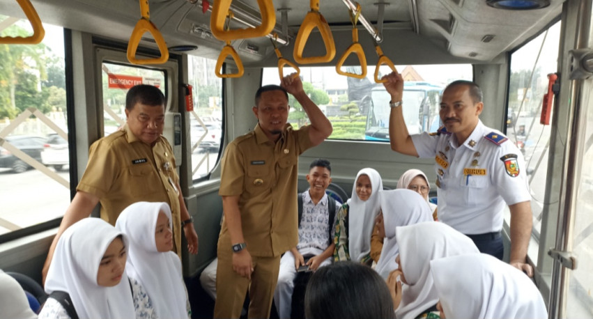 Walikota Pekanbaru Tinjau Program Bus TMP Gratis Bagi Pelajar