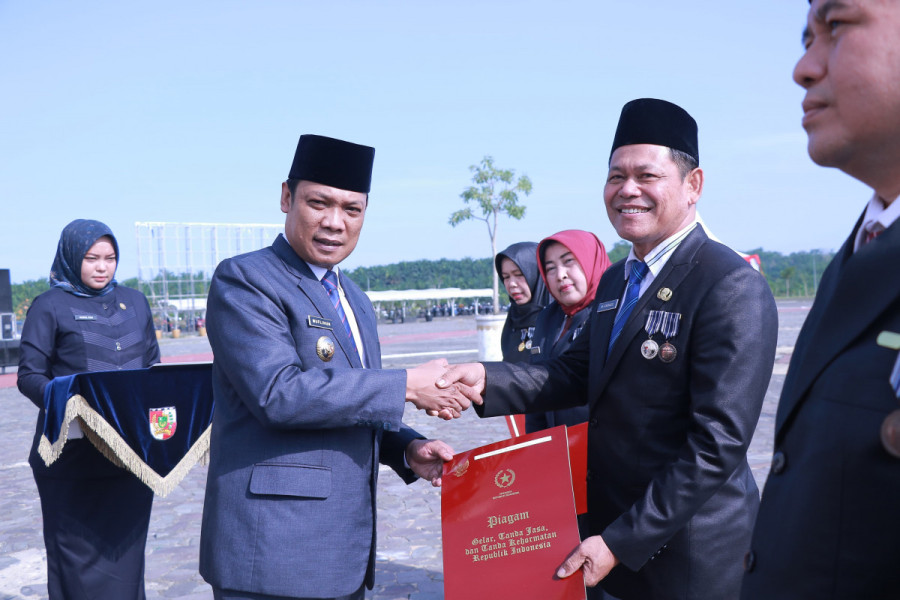 446 PNS Terima Tanda Jasa Satyalancana Karya Satya