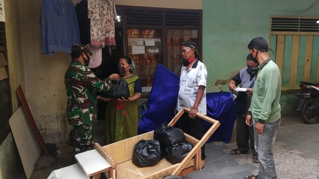 Babinsa  Antar Sembako Langsung ke Rumah Warga Terdampak Covid-19