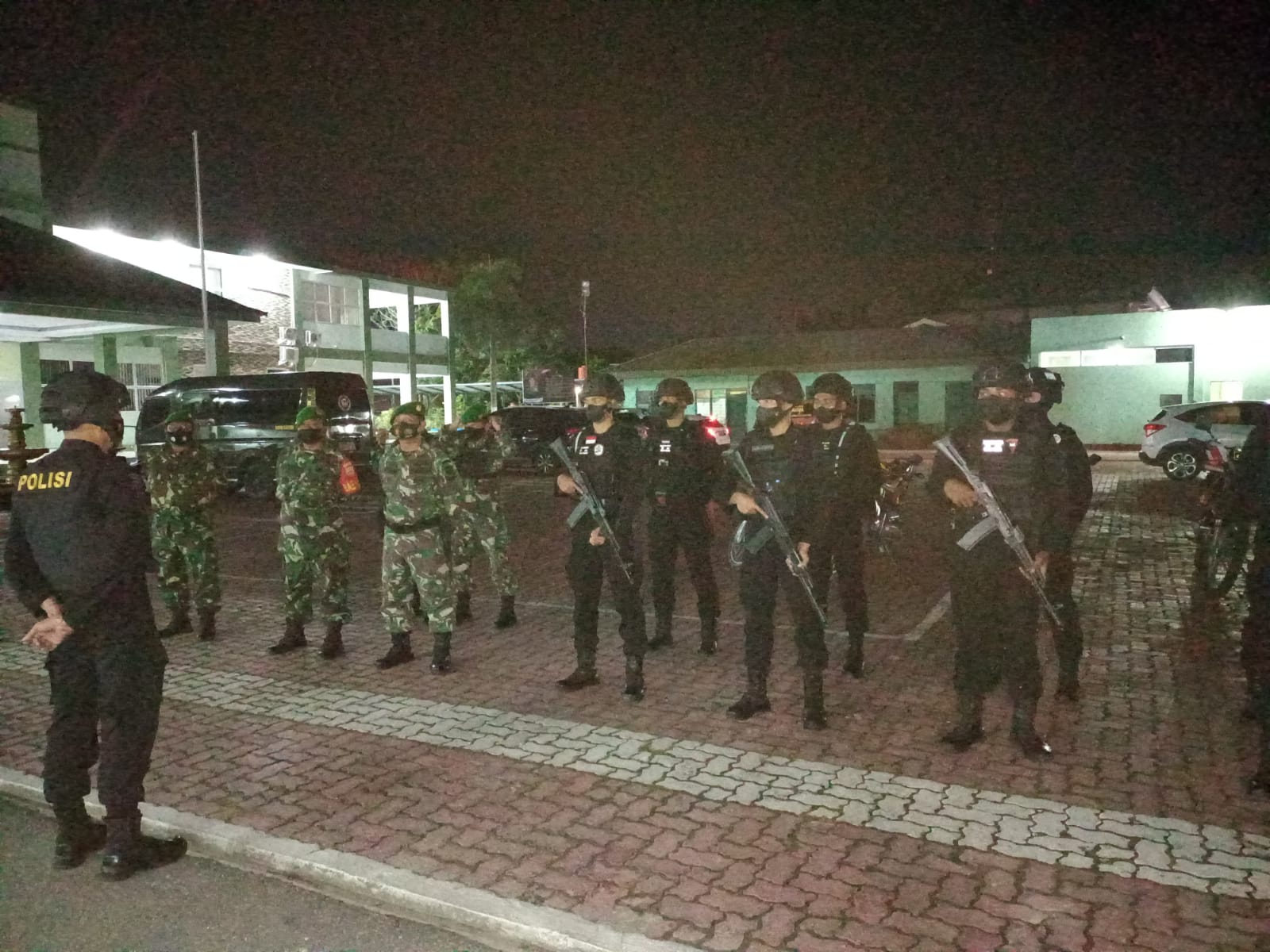 Cipta Kondisi, Babinsa Bersama Personil Brimob Polda Riau Gelar Patroli Malam 