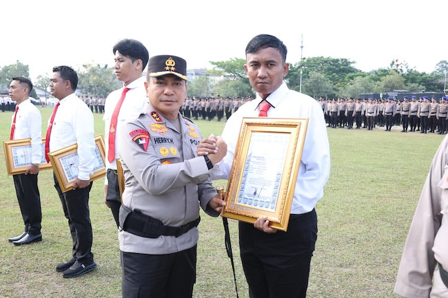 Tindak Debt Collector Ilegal, Empat Polisi di Riau Diganjar Penghargaan