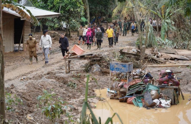 Pemprov Riau Salurkan 2,5 Ton Beras untuk Korban Banjir Kemuning Inhil