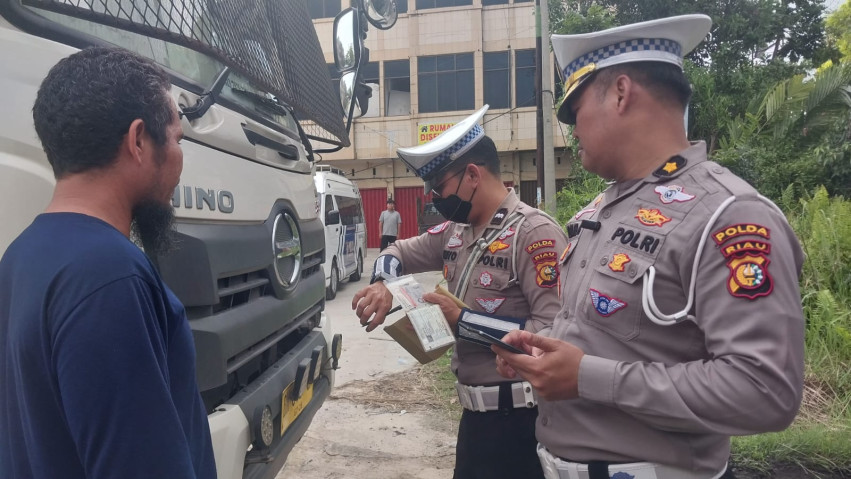 Polda Riau Tindak Pelanggar SKB Tiga Menteri