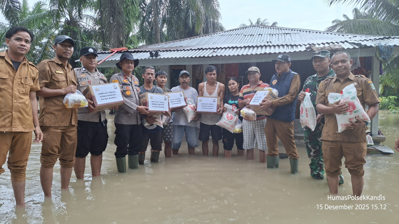 Polsek Kandis Salurkan Bansos kepada Warga Terdampak Banjir di Kampung Kandis