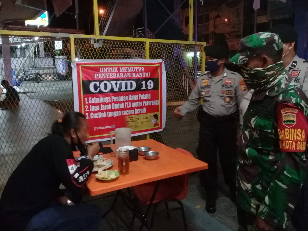 Babinsa Kotabaru Imbau Pedagang  dan Warga Patuhi Protokoler Kesehatan