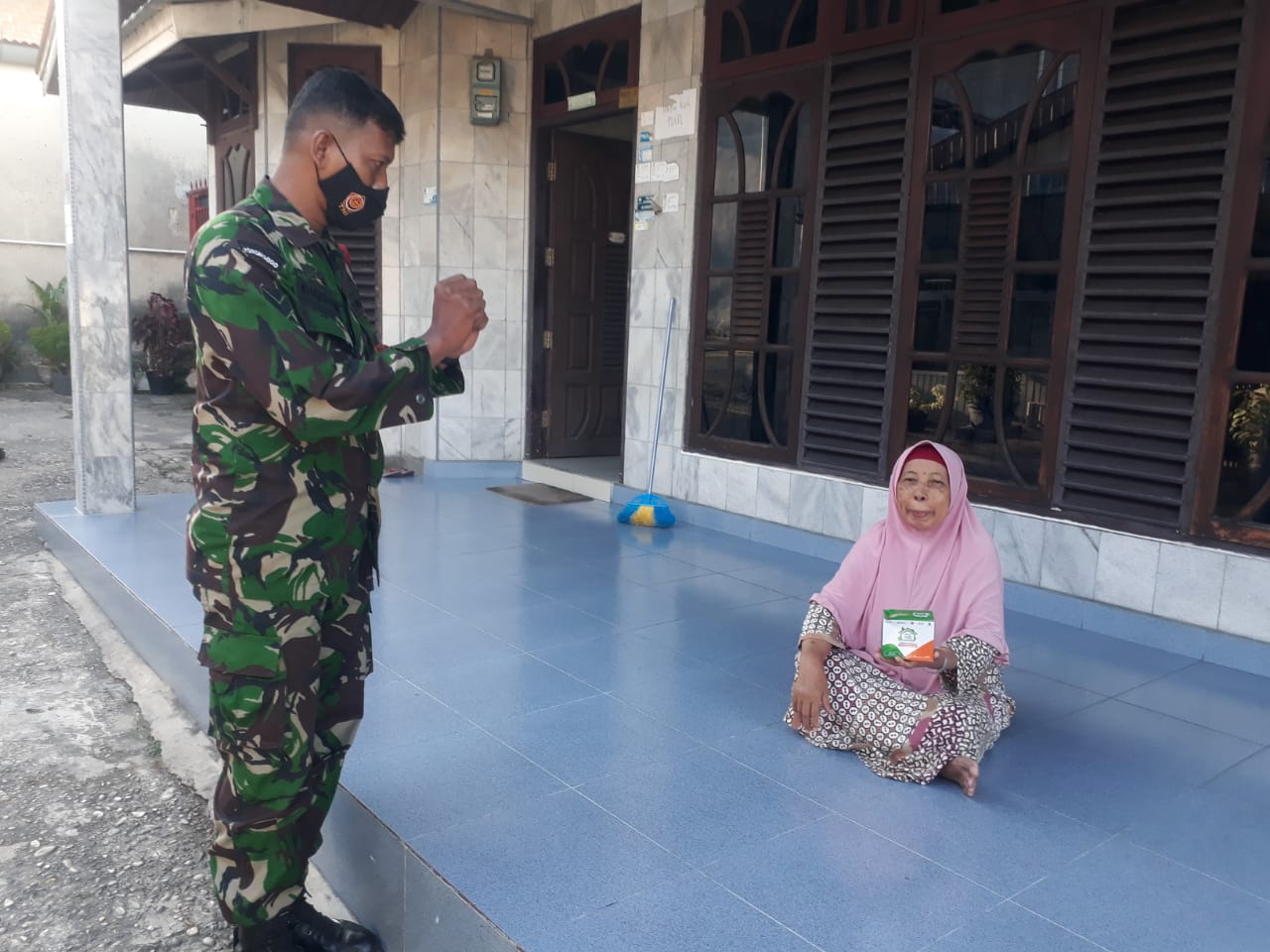 Babinsa Dampingi Nakes Serahkan Vitamin untuk Warga Isoman 