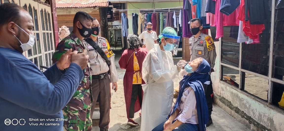 Babinsa Bersama Tracer Covid-19 Lakukan Tracing dan Swab 