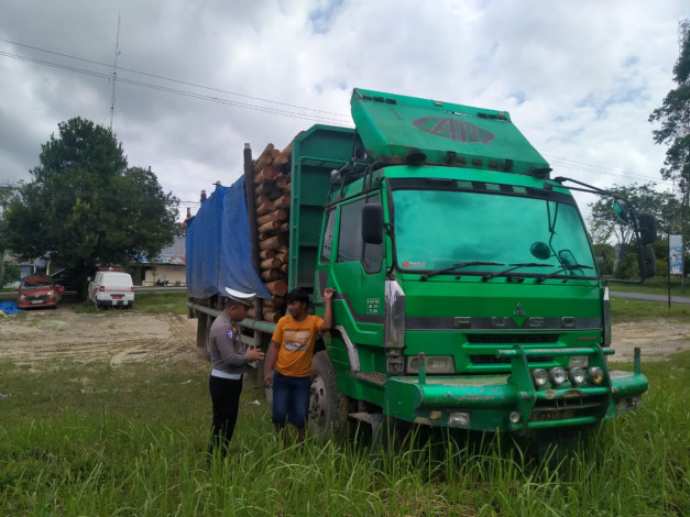 Beroperasi Saat Lebaran, Polisi Tindak Sopir Truk Pengangkut 14 Ton Kayu