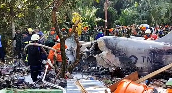 Innalillahi...Pesawat Tempur TNI Jatuh di Perumahan Warga