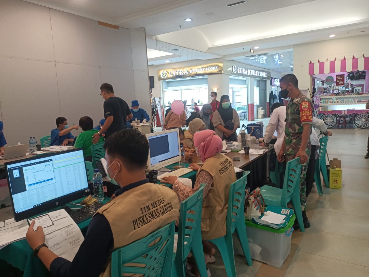 Babinsa Kota Tinggi Monitoring Vaksinasi Massal 