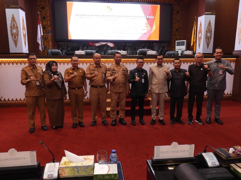 Kepala BPKAD Kota Pekanbaru, Hj. Yulianis, S.Sos., M.Si., Hadiri Rapat Paripurna DPRD Kota Pekanbaru