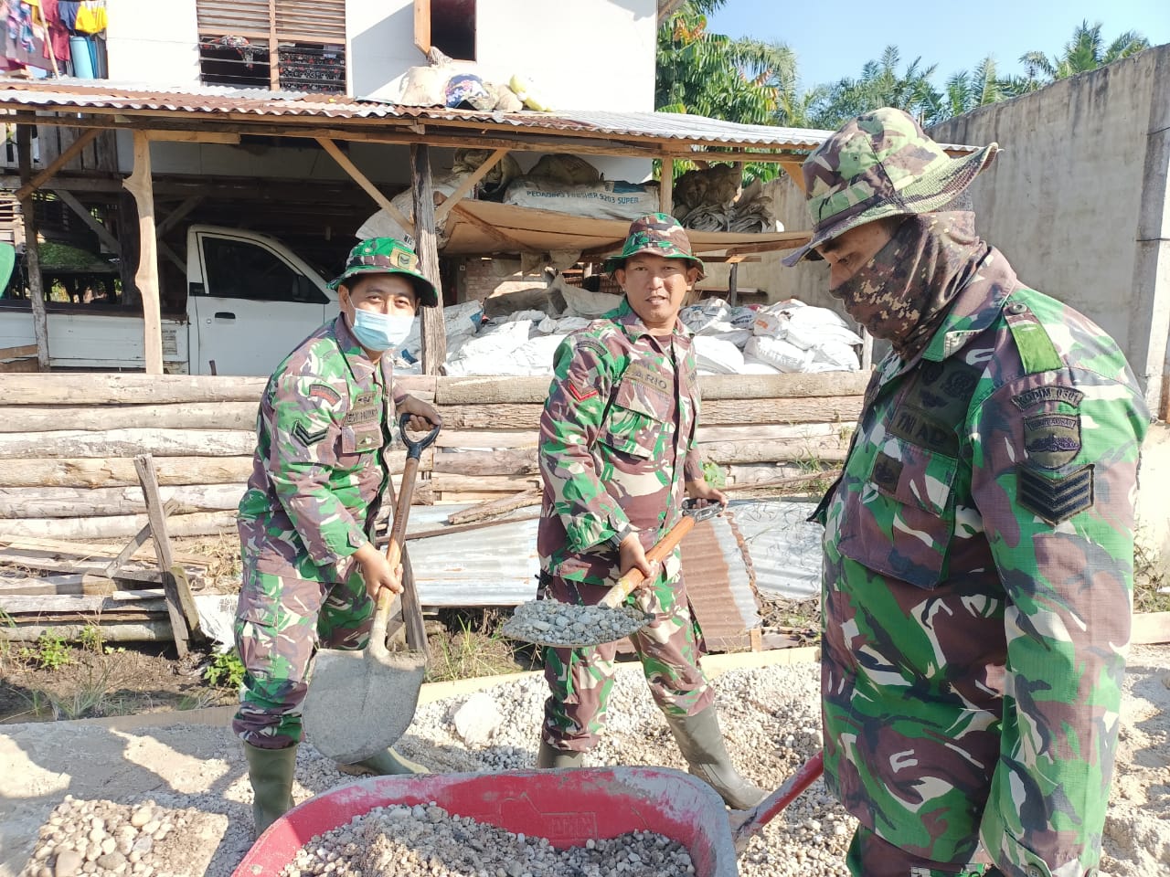Babinsa Koramil 02 Kota Bersama Kodim 0301 Pekanbaru   Semenisasi Jalan Bunga Tombak 