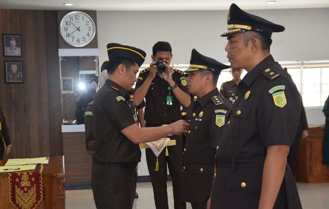 Lantik Kasi Intelijen dan Kasi Datun, Kajari Pekanbaru Minta Tingkatkan Kinerja