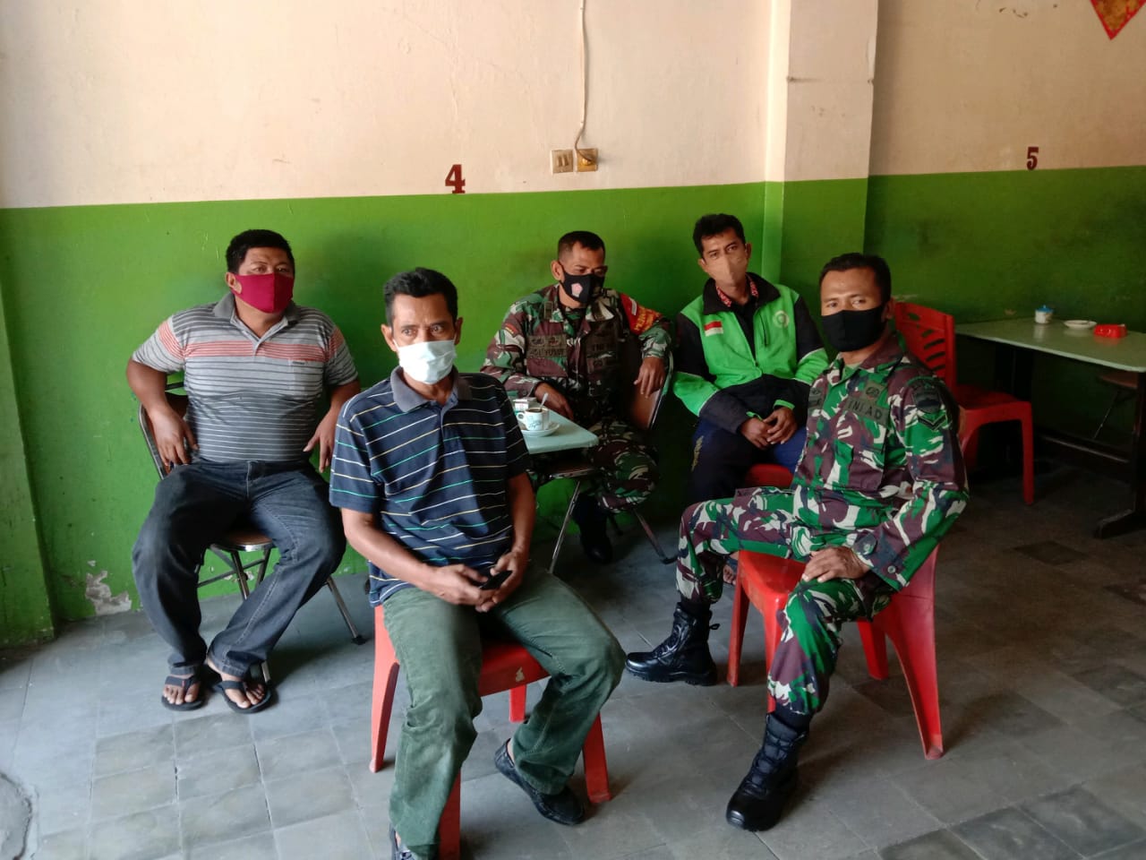 Jaga Silaturahmi, Babinsa Giat Gelar Komsos di Wilayah Teritorial