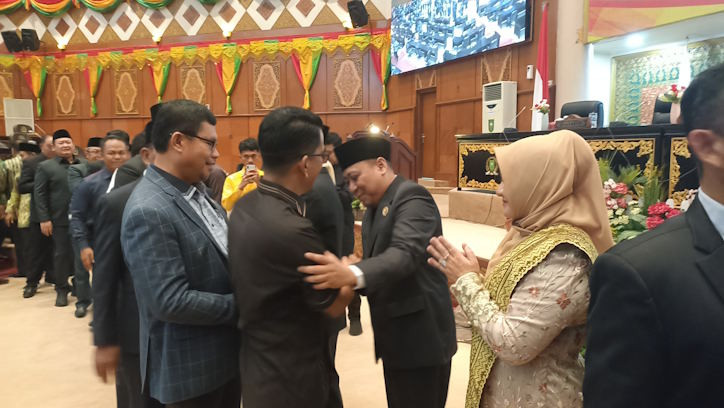 Ade Firmansyah dan Siti Zulaikha Resmi Dilantik Jadi Anggota DPRD Riau