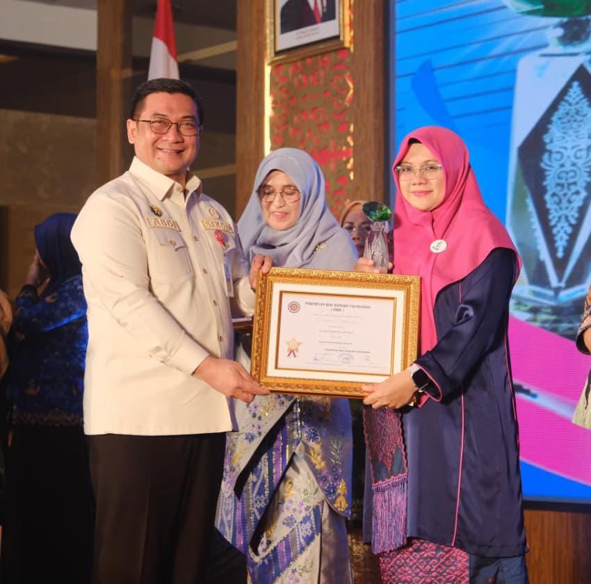 Dinilai Berkontribusi Nyata Sebagai Pemimpin Perempuan Pertama di Negeri Istana, Dr. Afni Z Terima Anugerah Baiduri 2025