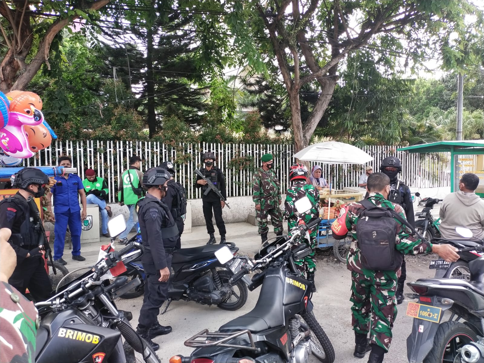 Serka Agus Purwanto dan Brimob Polda Riau Patroli Sinergitas TNI-Polri