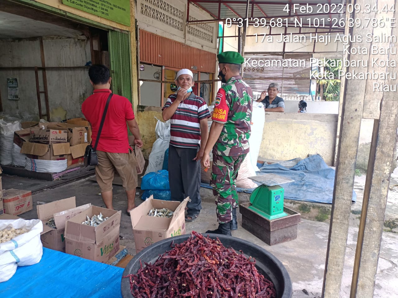 Babinsa Simpang Empat Gelar Patroli Wilayah dan Edukasi Prokes 