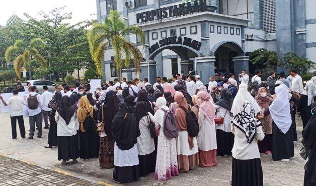 Minta Diangkat Jadi ASN, Dosen dan Tendik UIN Suska Riau Gelar Demo