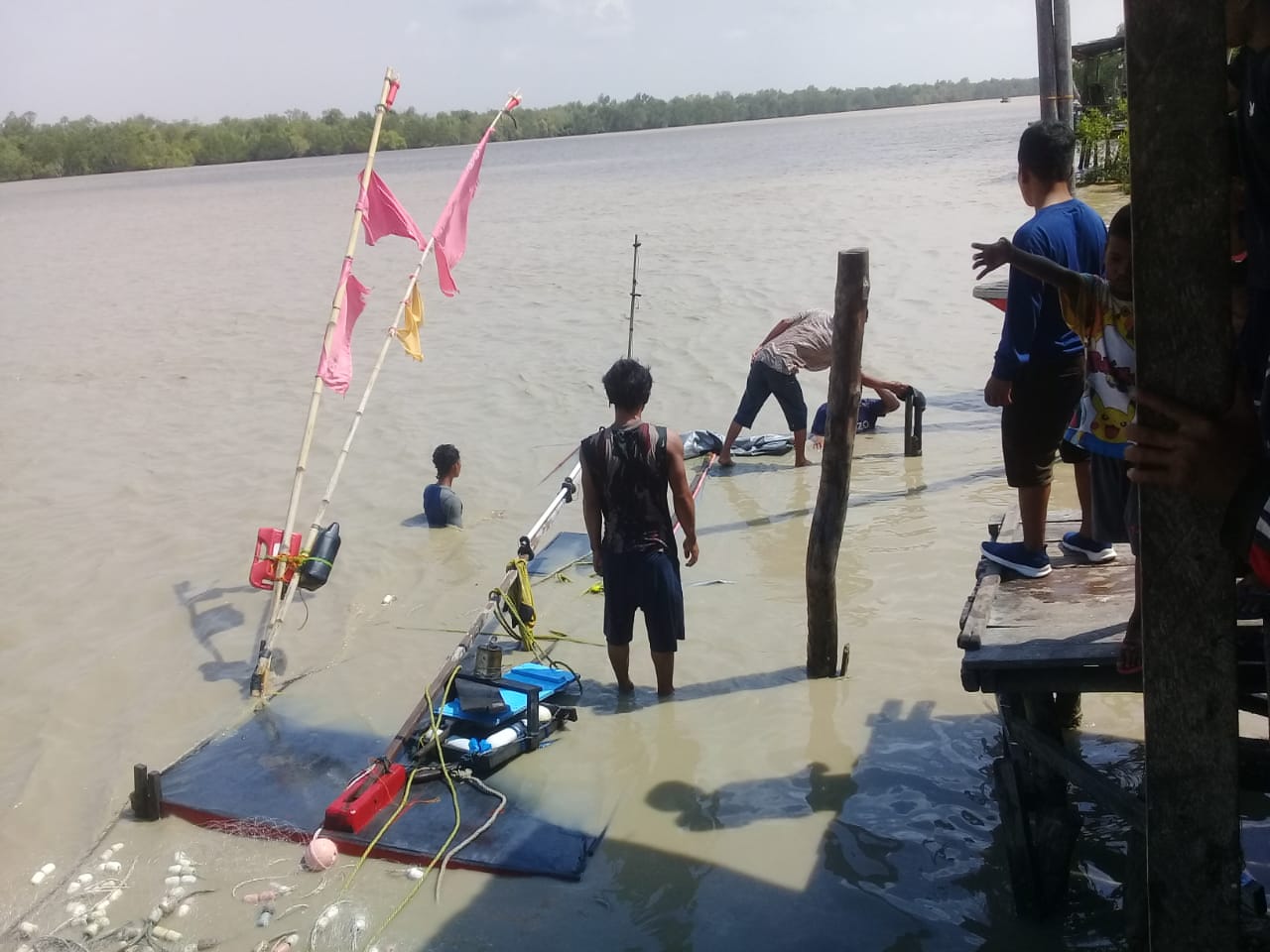 Lima Orang Nelayan Jaring Karam Selamat di Perairan Rohil 