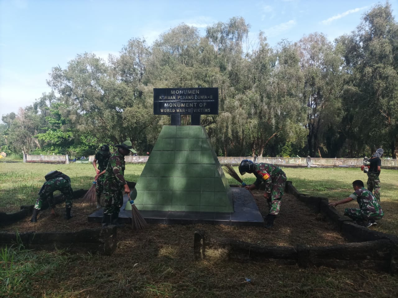 Hargai Jasa Pahlawan, Babinsa Koramil Mandau Gotong Royong di Monumen Perang Dunia II