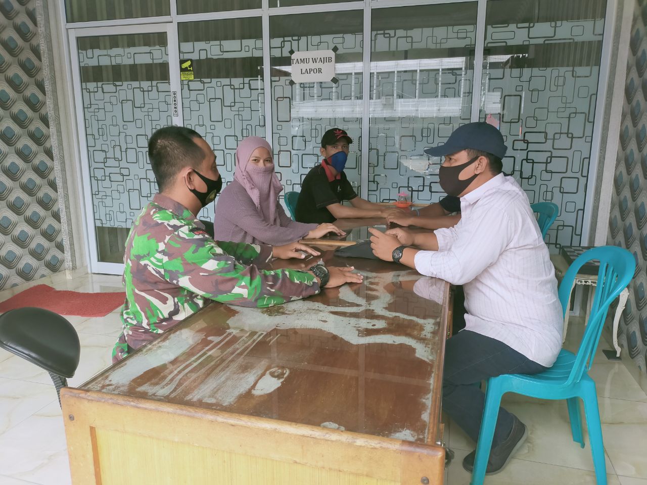 Komsos, Babinsa Ajak Masyarakat Goro dan Jaga Kamtibmas