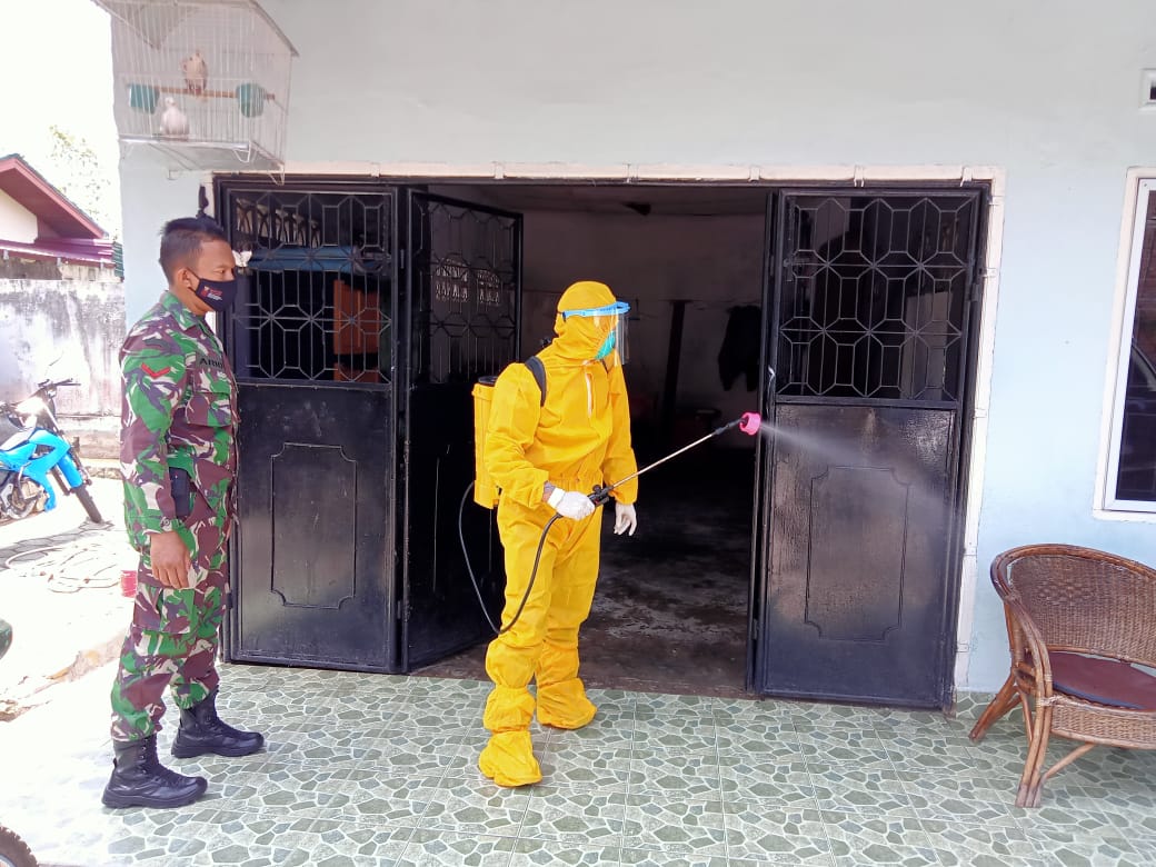Kopda Ario Diansyah Dampingi Tim Satgas Tracing Covid-19  Gelar Penyemprotan Disinfektan 