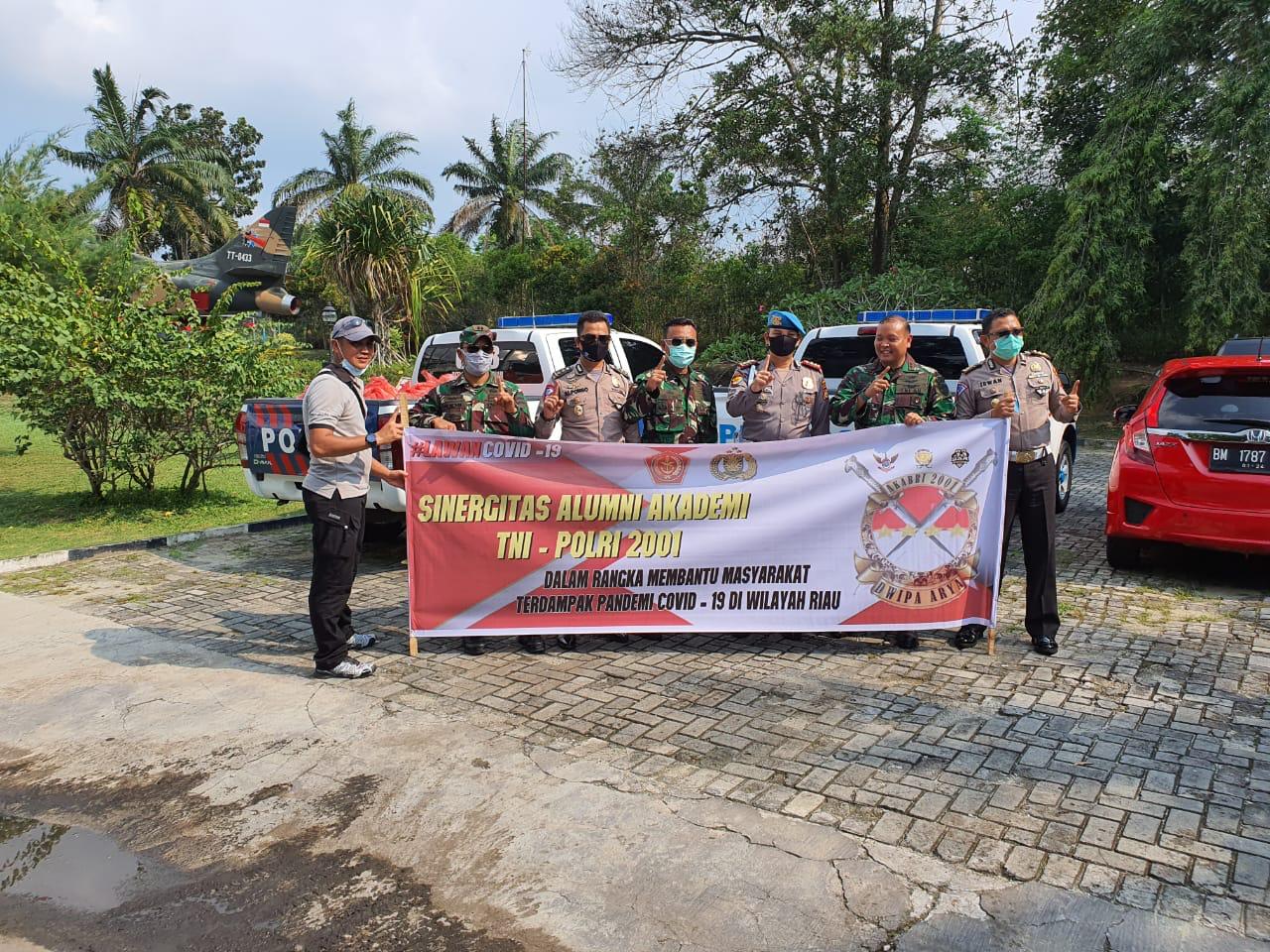 TNI-Polri di Riau Bagikan 300 Paket Sembako ke Jukir Hingga Penyapu Jalan