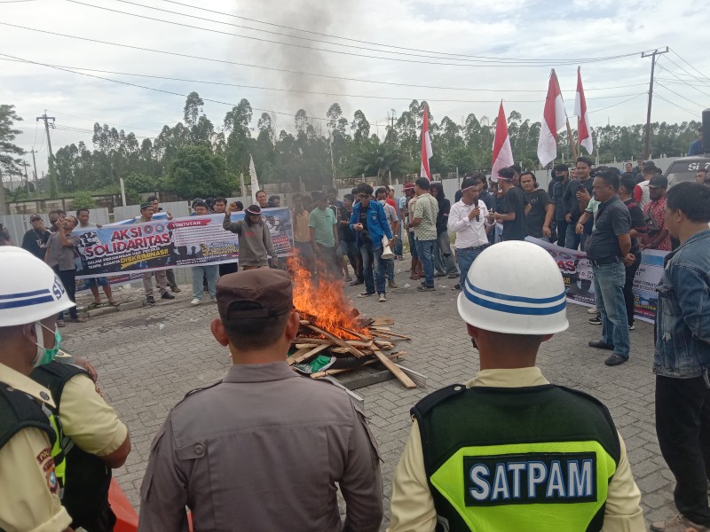 Bakar Keranda di Depan Gerbang Pelindo Perawang, Bentuk Protes Masyarakat Atas Dugaan Izin Pengelolan Hingga Isu Minimnya Tenaga Kerja Lokal