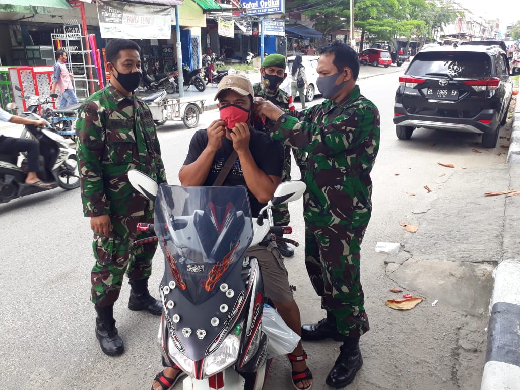 Sempena HUT TNI ke-75, Koramil 02 Kota Bagikan 250 Masker ke Warga 