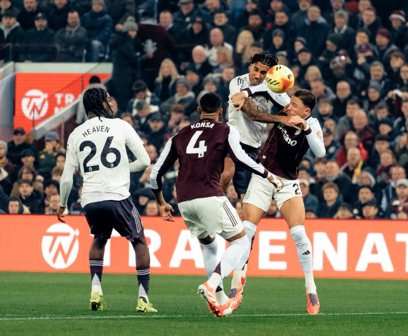 Aston Villa Tumbangkan Man United