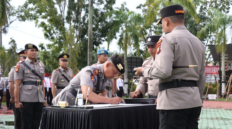 Delapan Personel Polres Siak Dimutasi, Tiga Kasat dan Lima Kapolsek Berganti