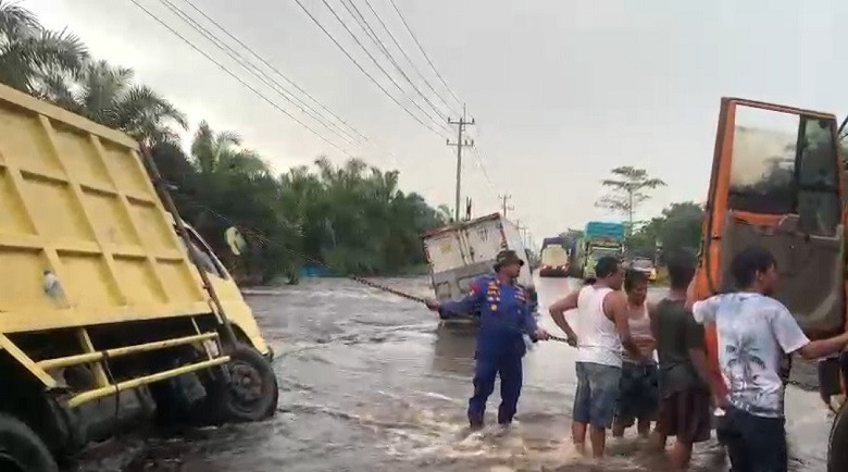 Dua Truk Terperosok di Lokasi Banjir Jalintim KM 83 Pelalawan