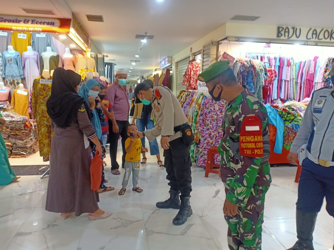 Ini Pesan Serda Sumarsono saat Patroli Prokes di STC Pekanbaru